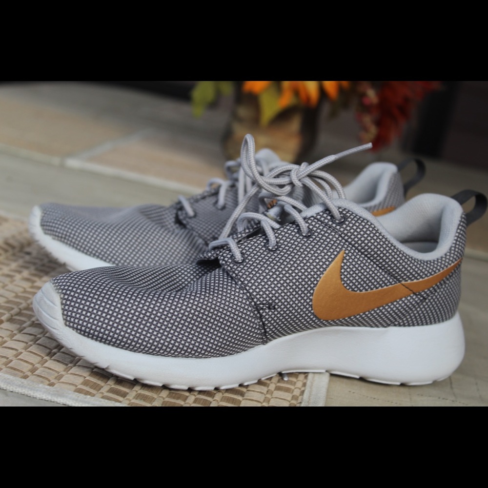 Nike limited edition Roshes